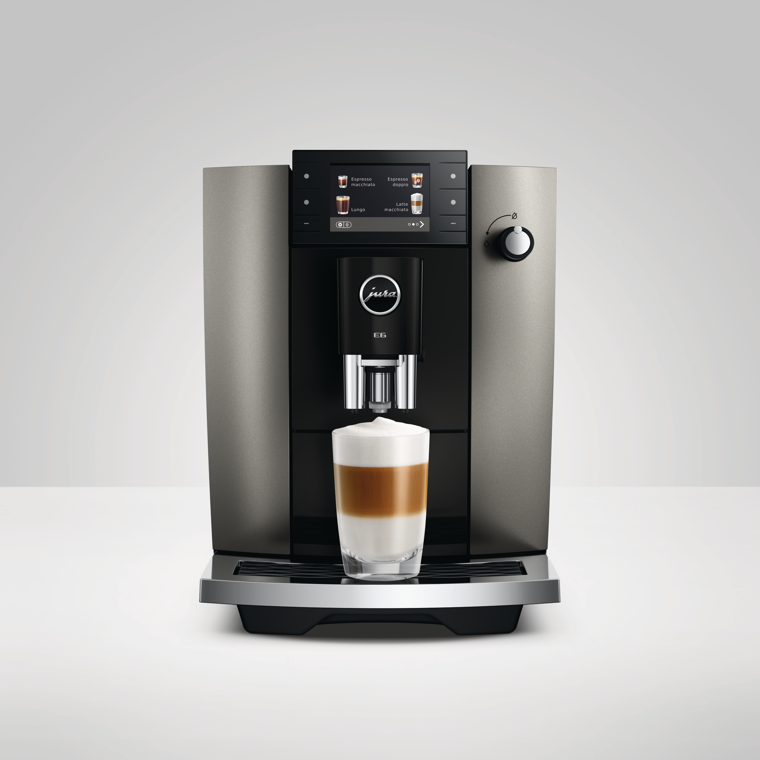 Eine Kaffeemaschine mit einem Glas Latte Macchiato, das zubereitet wird.