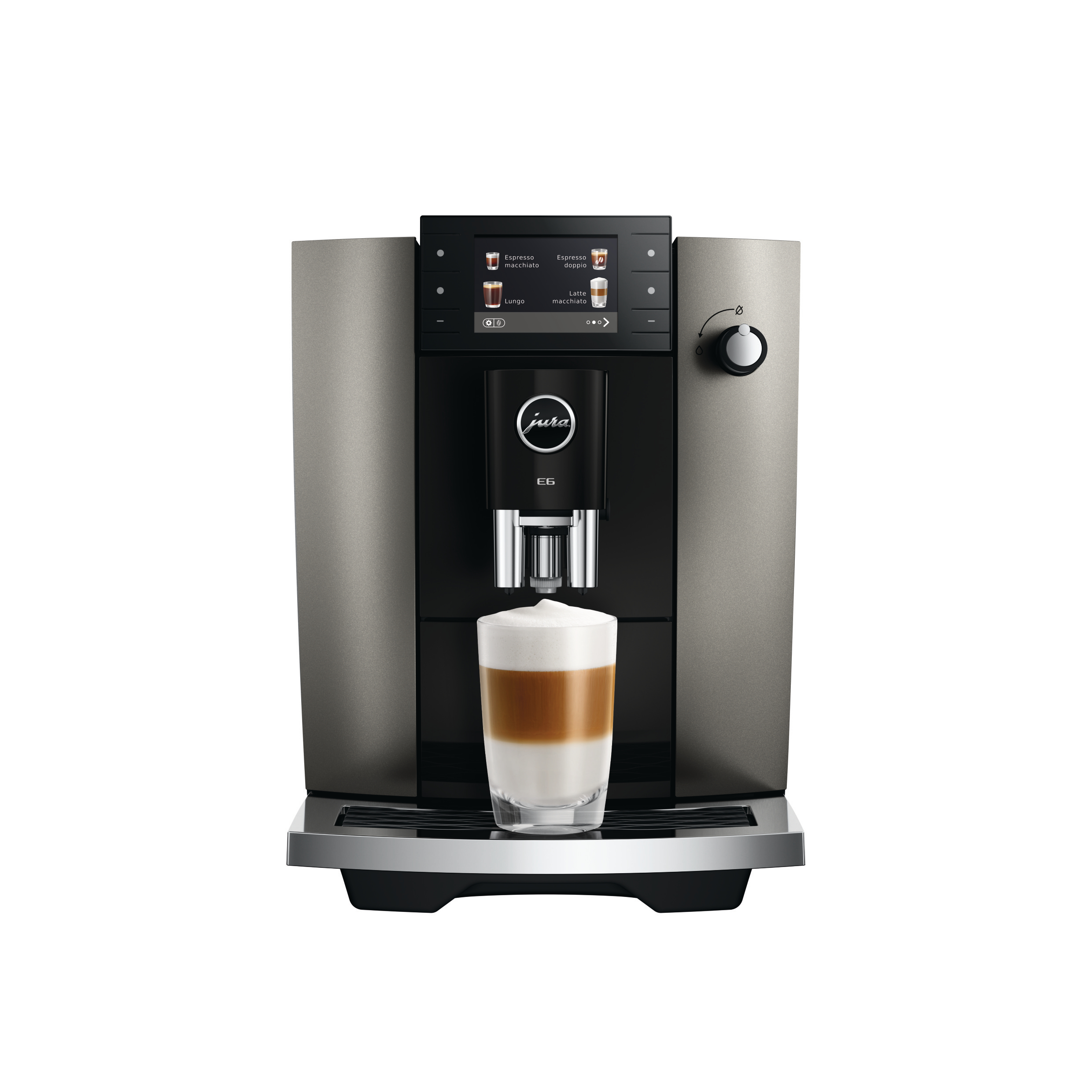 Ein silberner Kaffeevollautomat mit einem Glas Latte Macchiato.