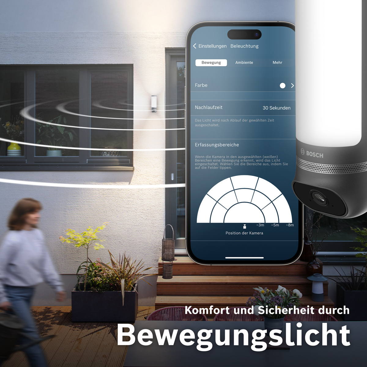 Eine Frau geht draußen, während eine App auf einem Handy die Einstellungen für ein Bewegungslich anzeigt.