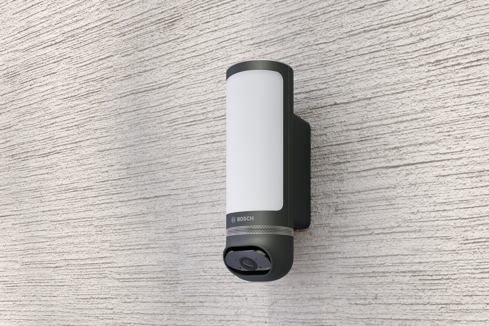 Eine weiße Lampe mit integrierter Kamera und Bosch-Logo hängt an einer strukturierten Wand.