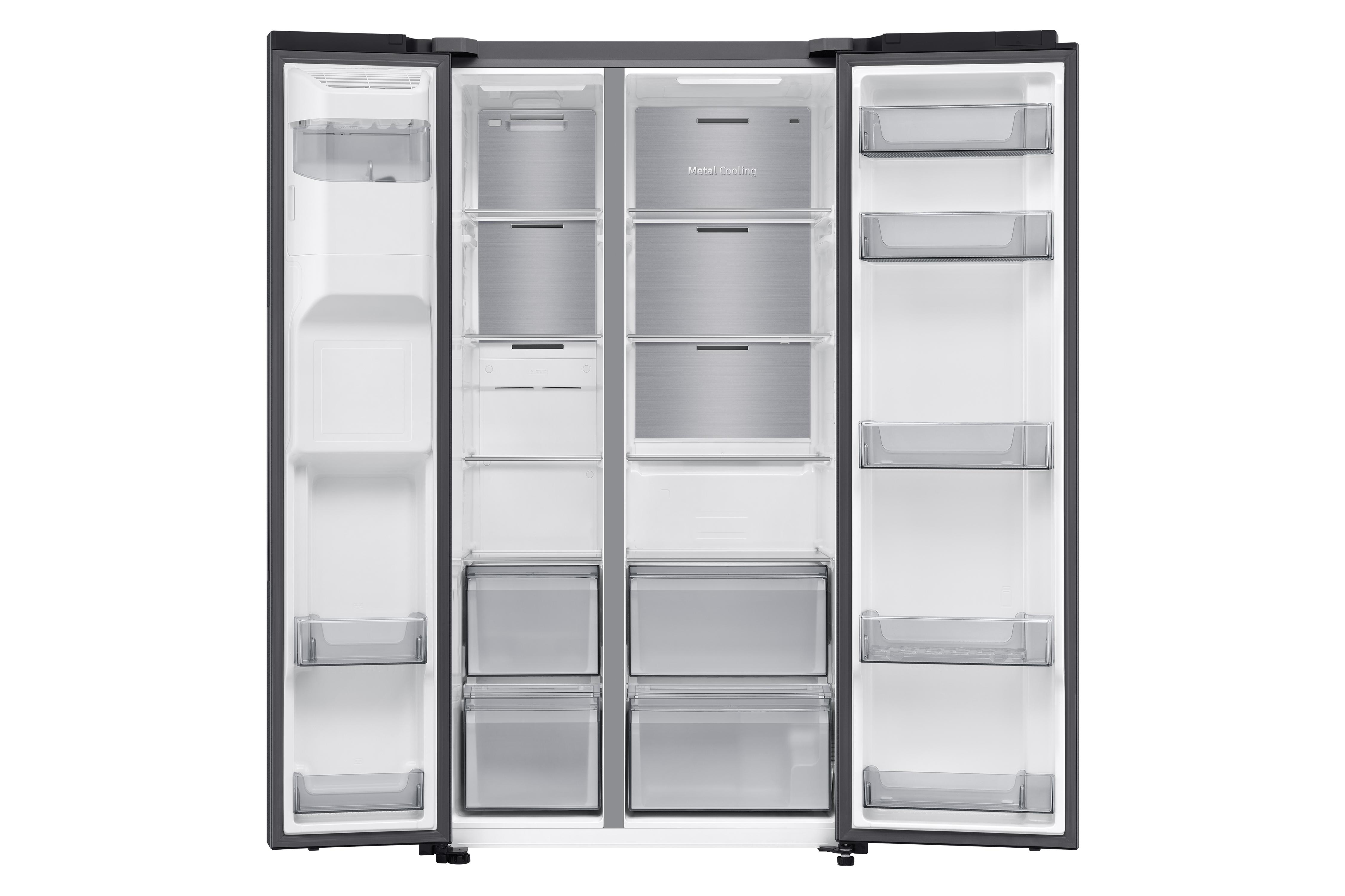 Ein offener, dunkler Kühlschrank mit mehreren Ablagen und Schubladen.