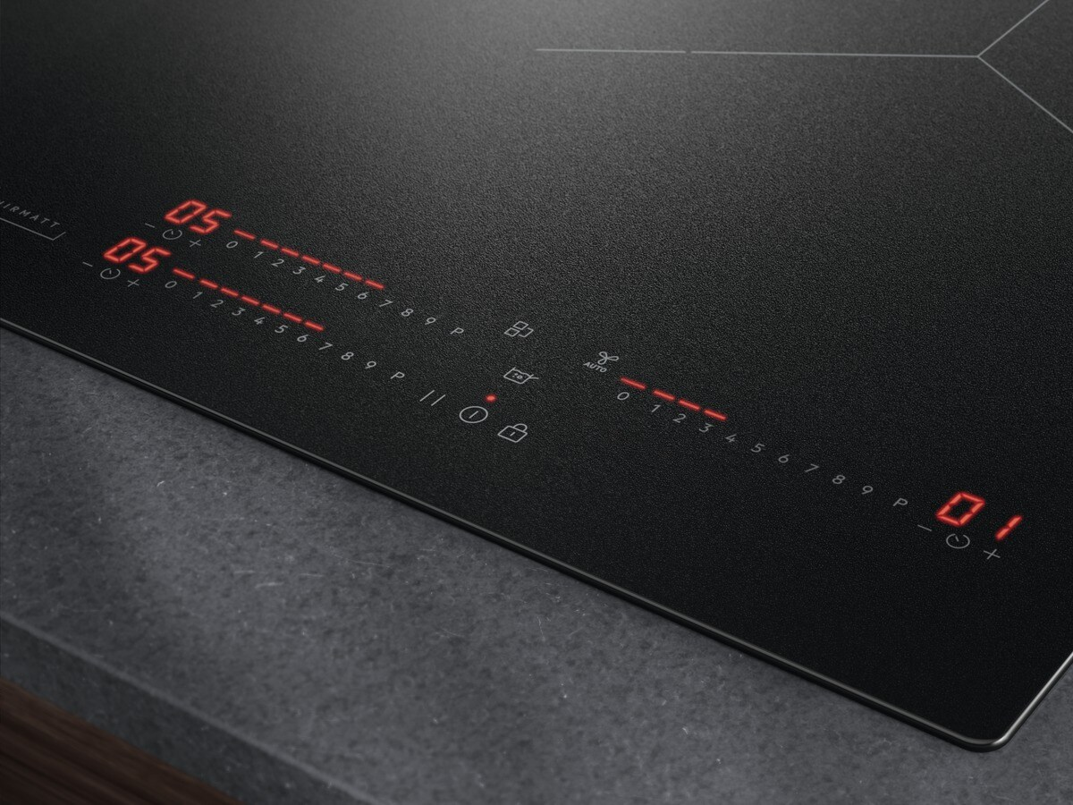Placa de inducción negra con pantallas digitales rojas para potencia y temporizador.