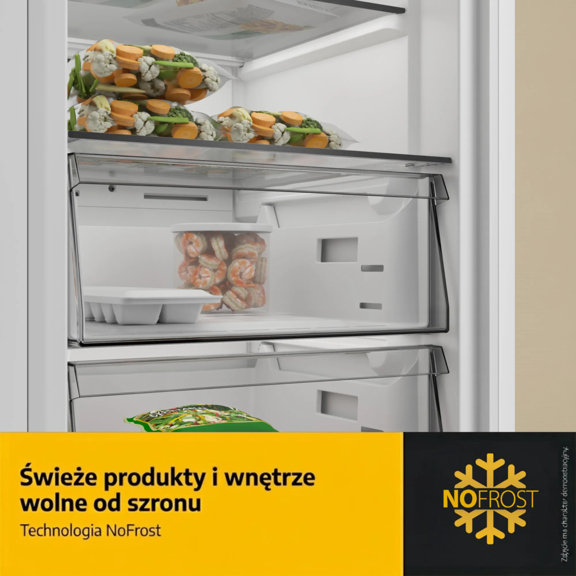 Wnętrze lodówki z mrożonymi warzywami, krewetkami i tacą na kostki lodu.