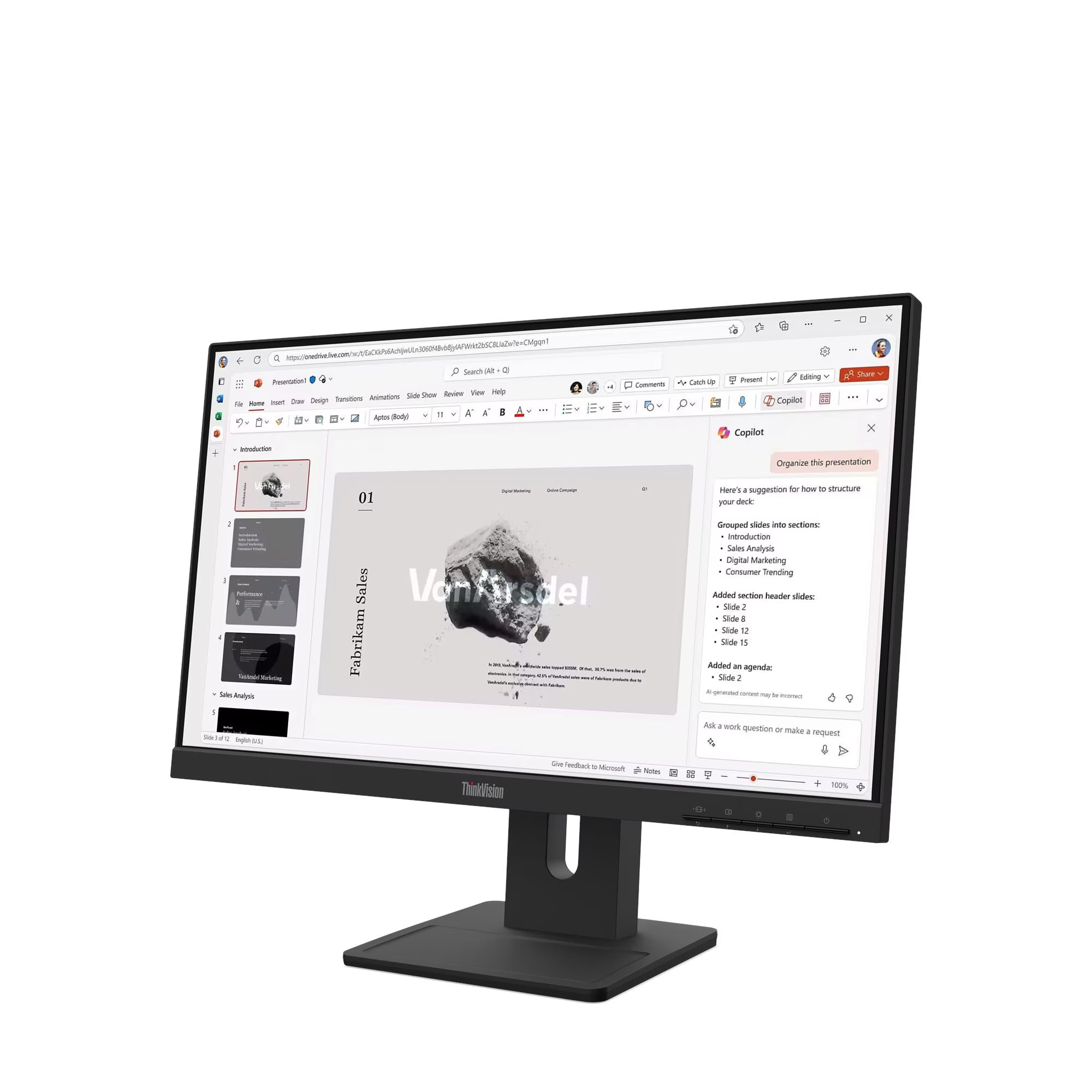Egy laptop monitor prezentációt jelenít meg diaelőnézetekkel és MI-javaslatokkal.