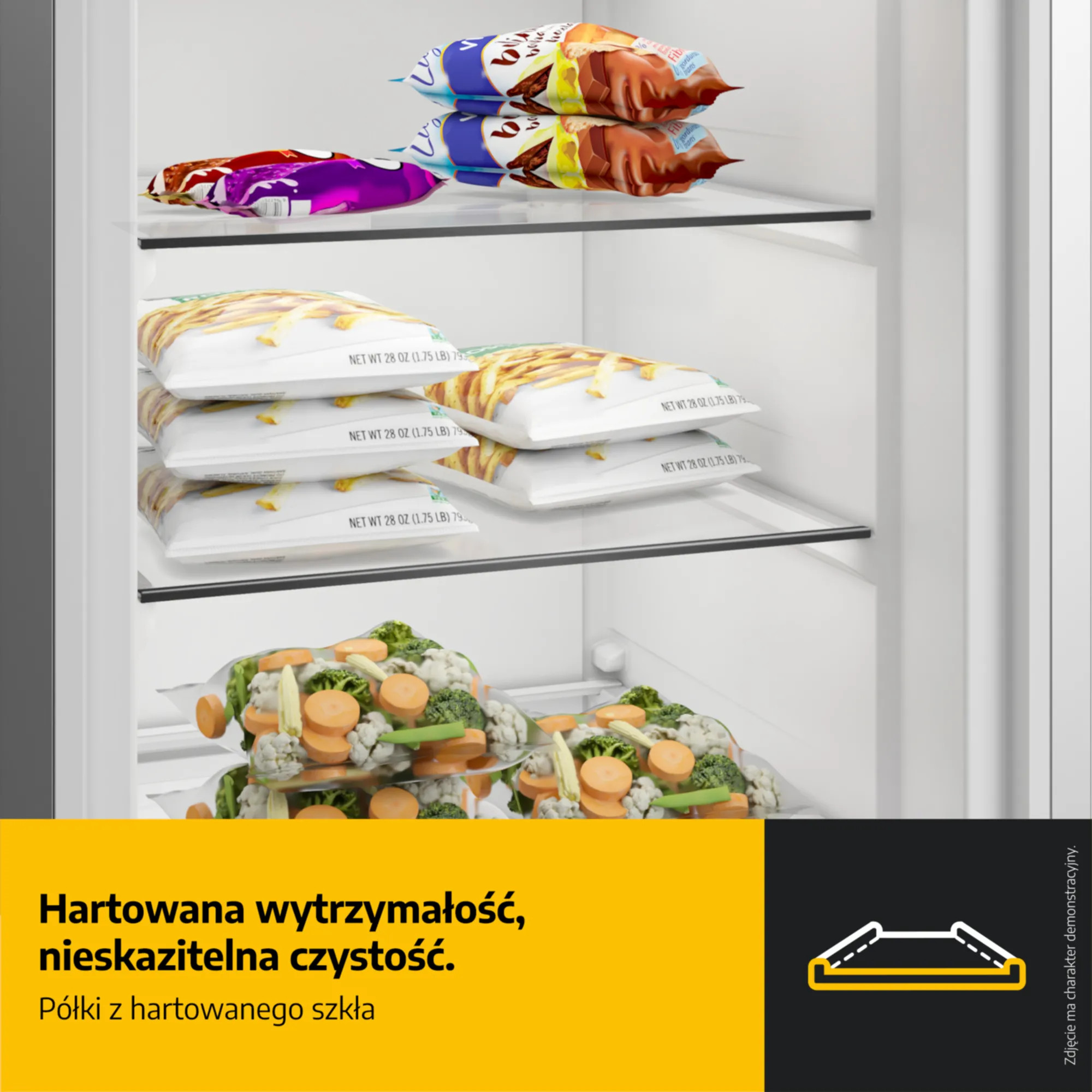 Mrożonki frytki, warzywa i mięso w zamrażarce na szklanych półkach.
