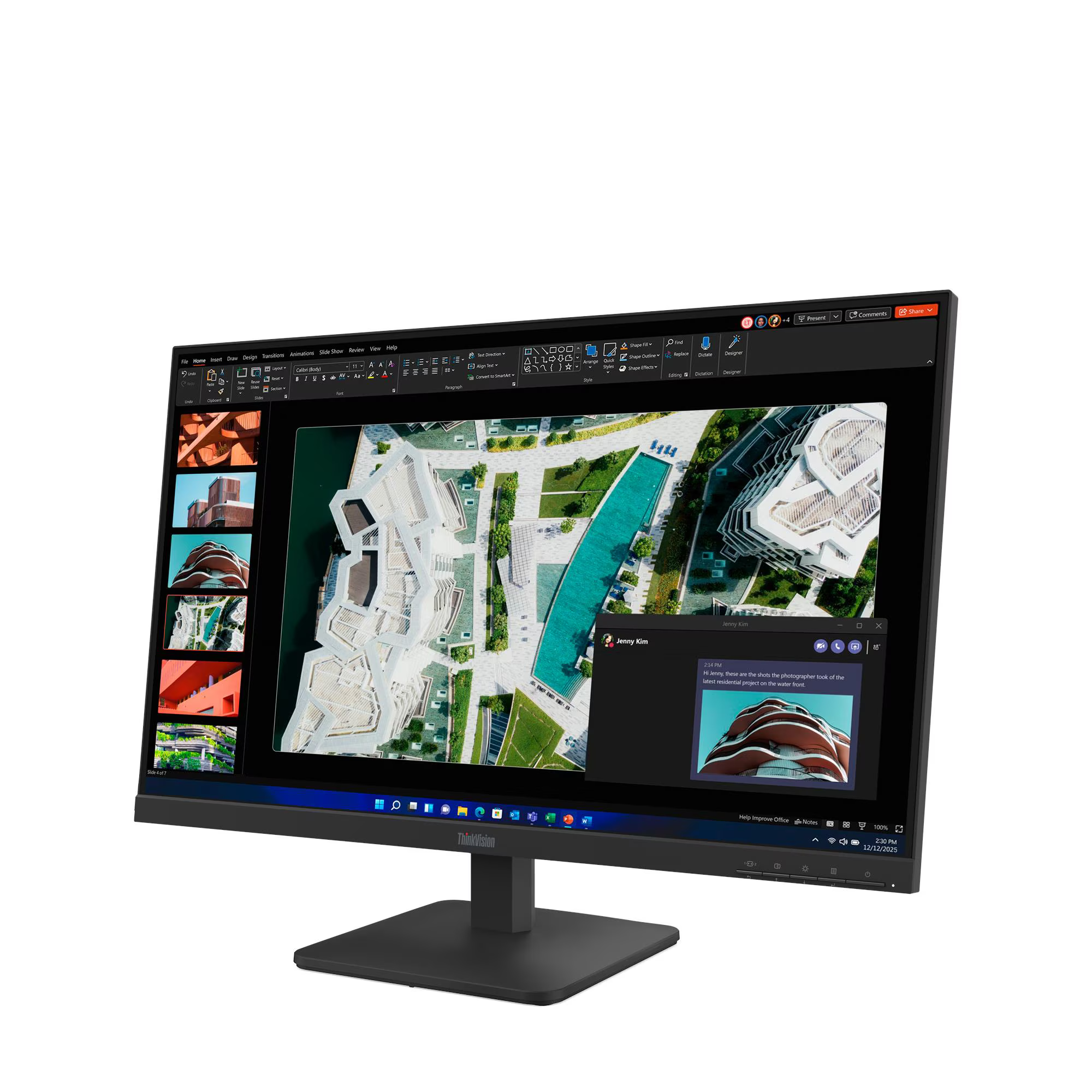 Egy monitor prezentációt mutat építészeti fotókkal és csevegőüzenettel.