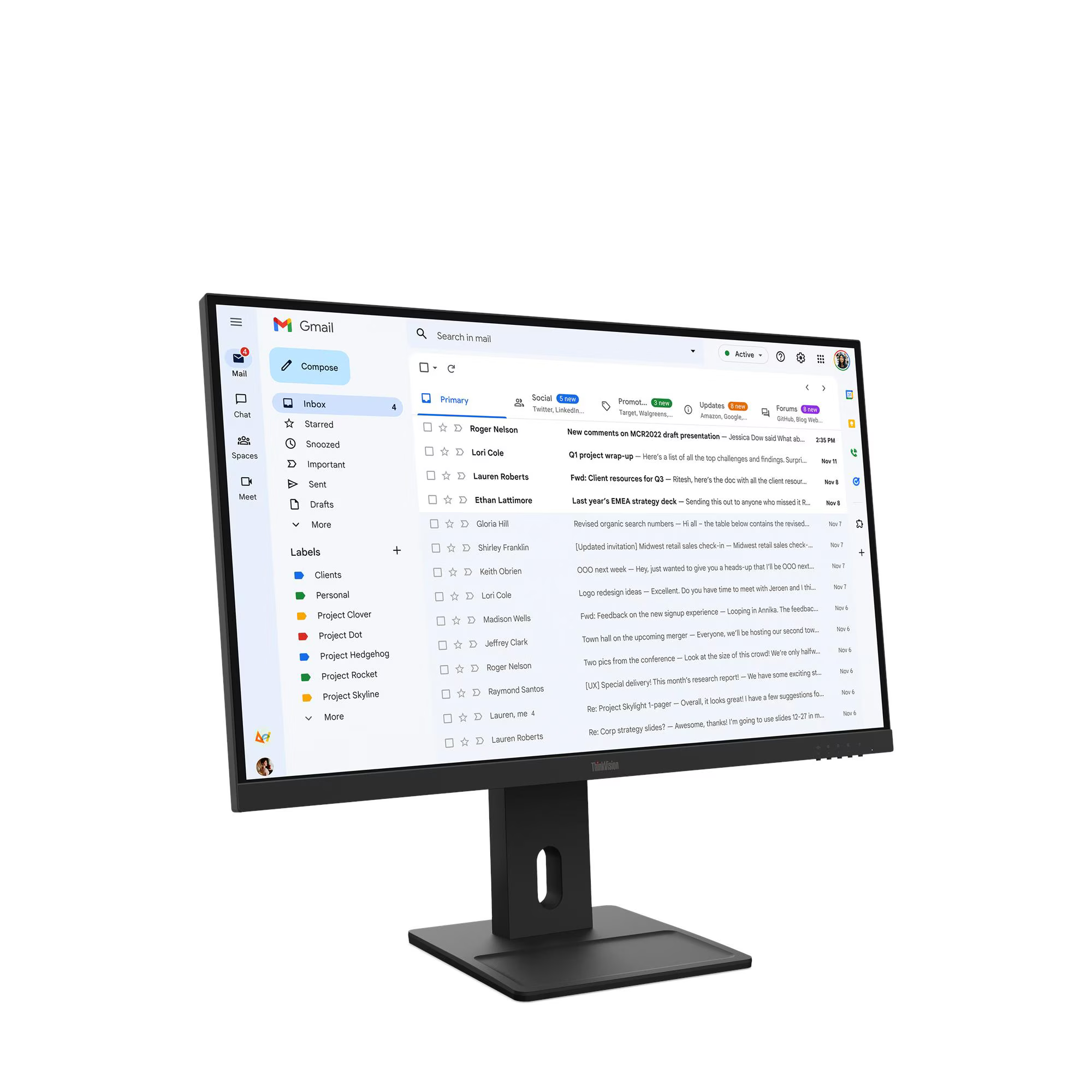 Egy monitor mutatja a Gmail felületét e-mail listával. A háttér fehér.