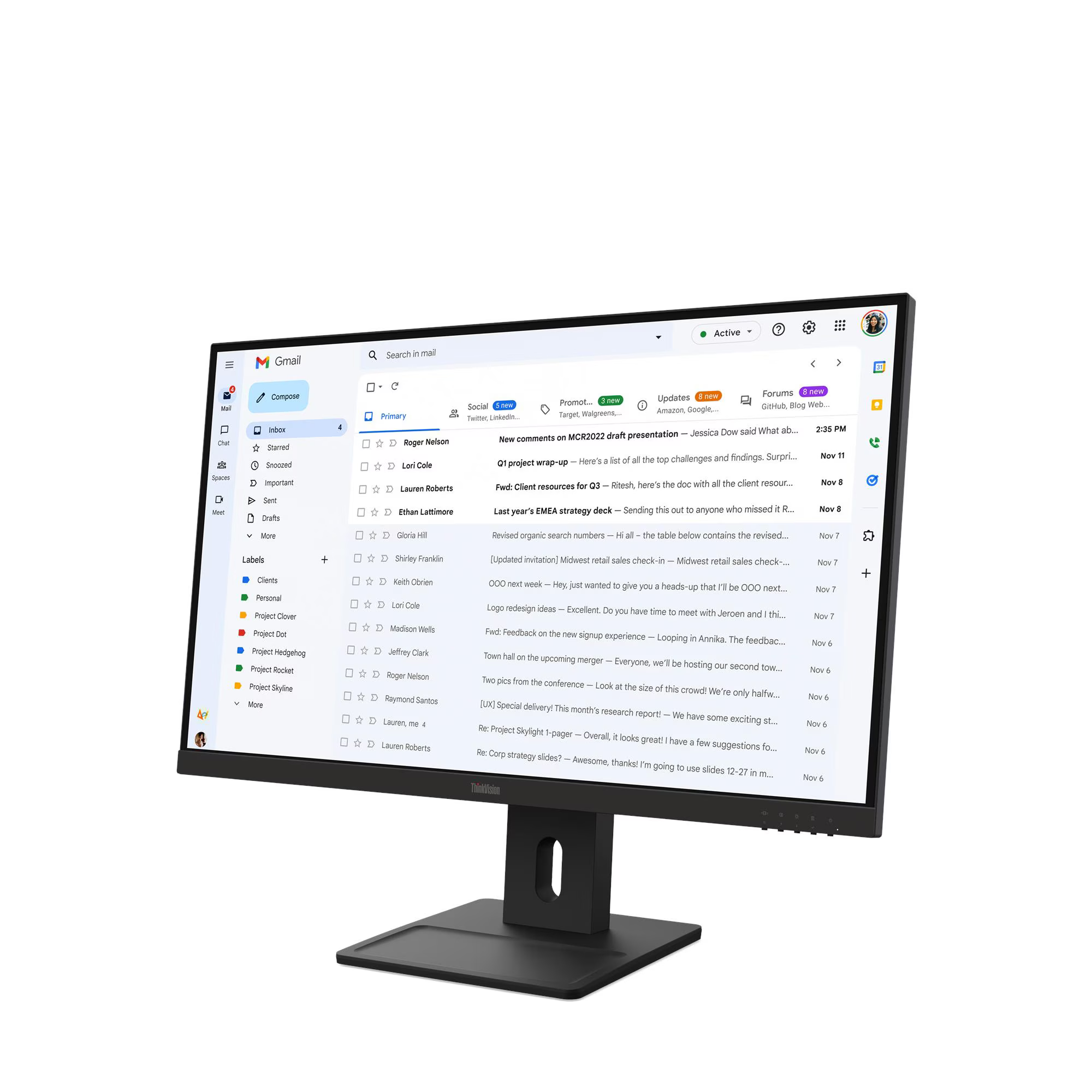 Egy monitor a Gmail felületét mutatja e-mail listával.