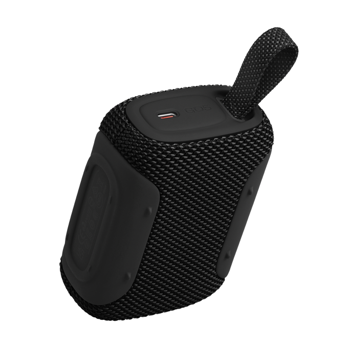 Altavoz portátil negro con rejilla de tela, detalles de goma y asa de transporte.