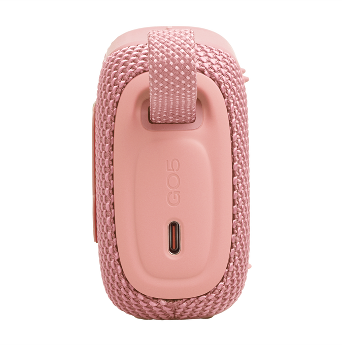 Un altavoz portátil rosa con correa de transporte y puerto USB-C.