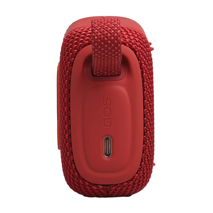 Altavoz portátil rojo con correa y puerto USB-C.
