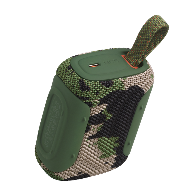 Un altavoz portátil con patrón de camuflaje y detalles verdes.