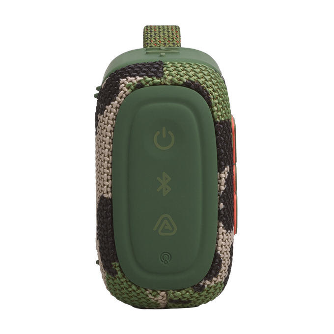 Un pequeño altavoz Bluetooth con patrón de camuflaje, botones verdes y detalles naranjas.