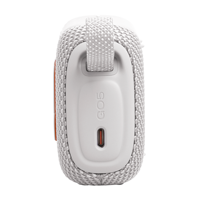Altavoz portátil blanco con funda de tela y puerto USB-C.