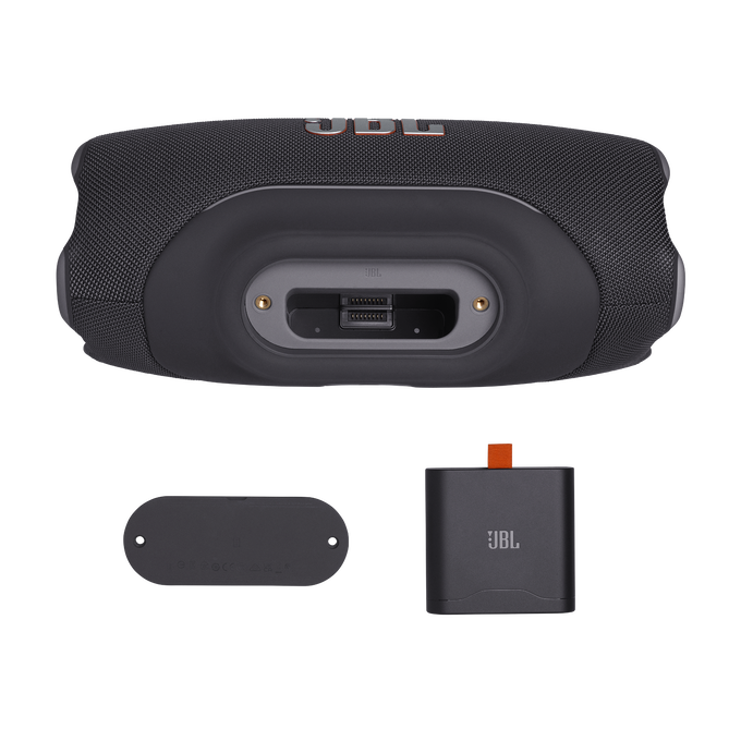 Tres dispositivos JBL: altavoz, tapa y cargador sobre fondo negro.