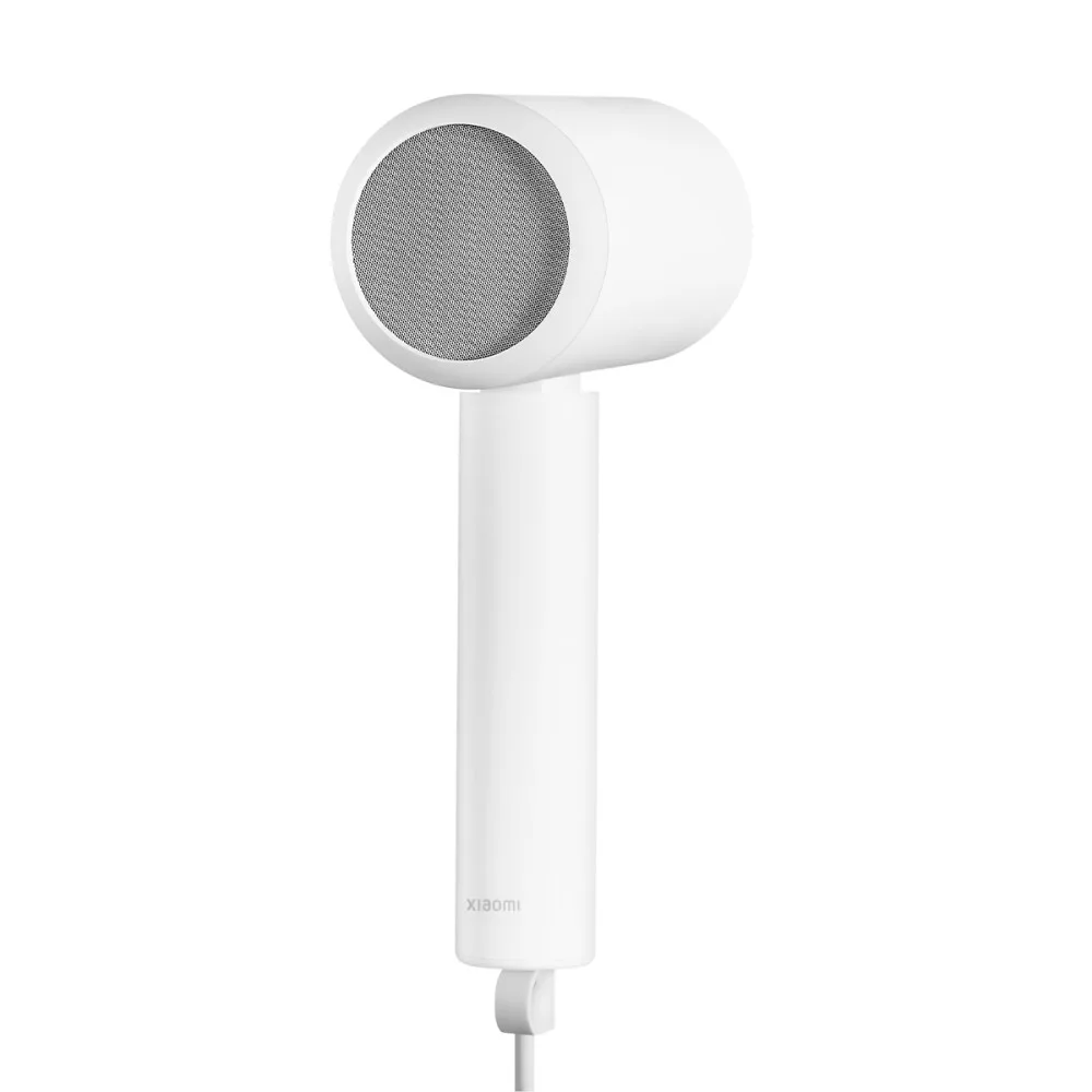 Egy fehér Xiaomi hajszárító, kerek, rácsos fejjel és fogantyúval.