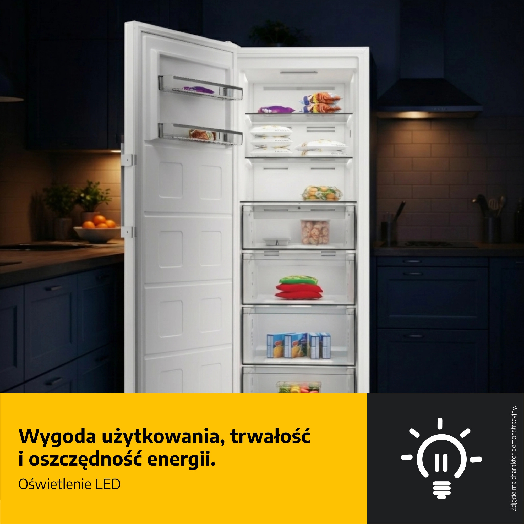 Otwarta biała lodówka z jedzeniem i szafkami kuchennymi w tle.