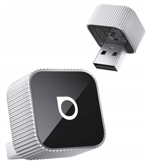 Dwa srebrne, prążkowane urządzenia USB z czarnym przodem i białym logo.