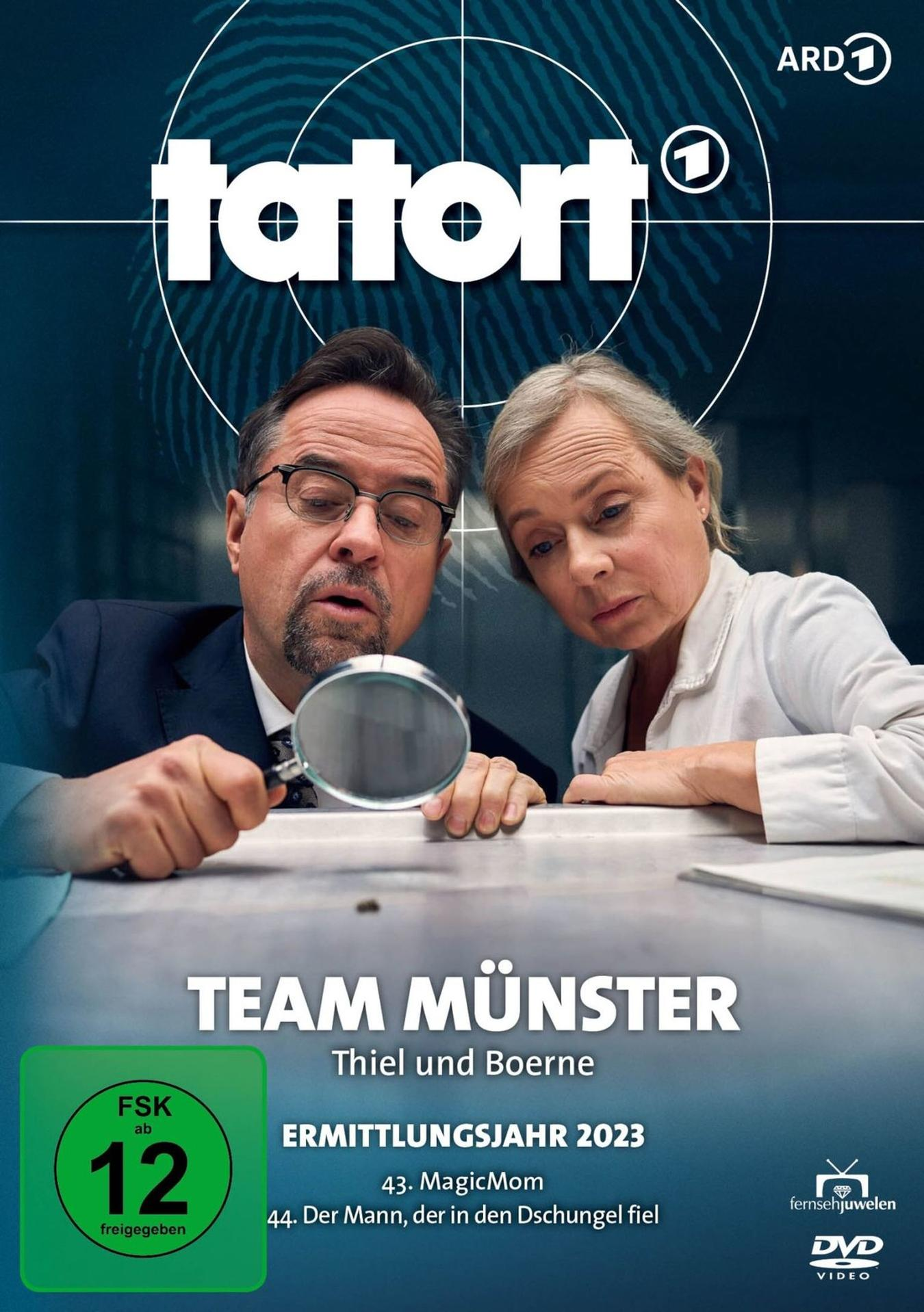 Zwei Ermittler untersuchen mit Lupe. "Tatort Münster" Logo.