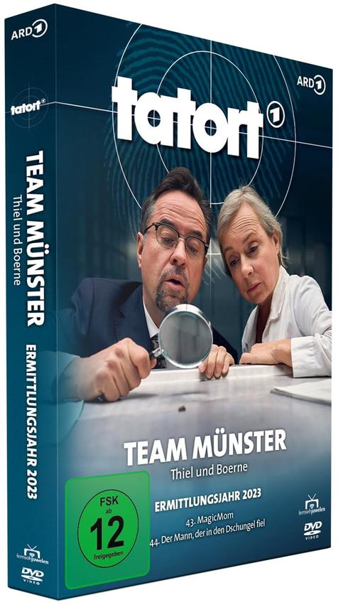 DVD-Cover: Zwei Ermittler betrachten mit Lupe einen Gegenstand. Tatort Münster Ermittlungsjahr 2023.