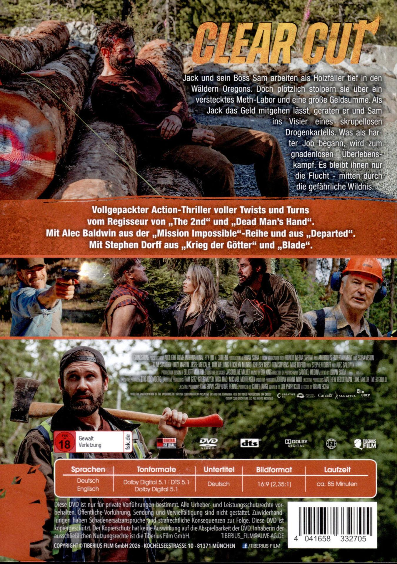 Ein Mann mit Axt sitzt auf Holzstämmen. Filmplakat für "Clear Cut" mit Schauspielern.