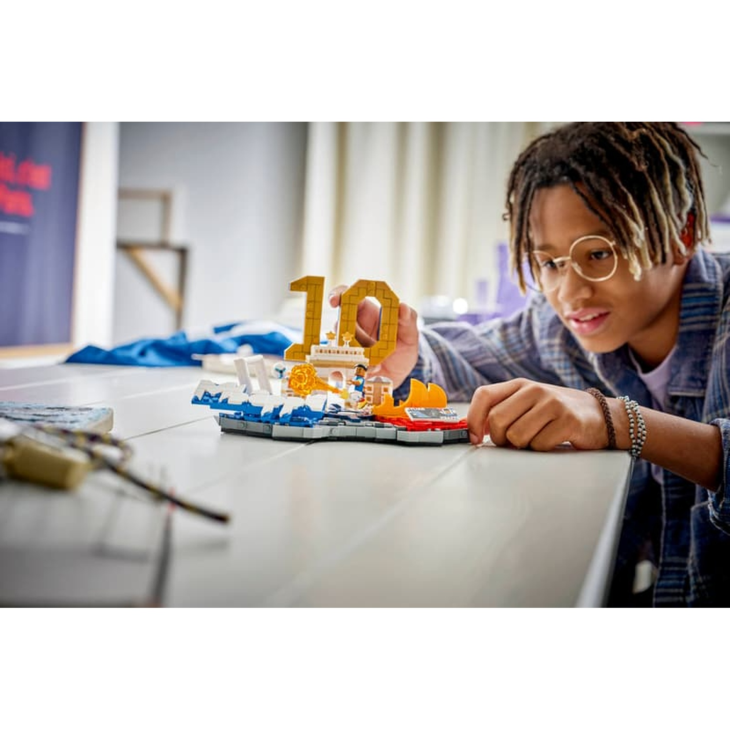 Garçon avec lunettes construit avec des briques LEGO. Or 10.