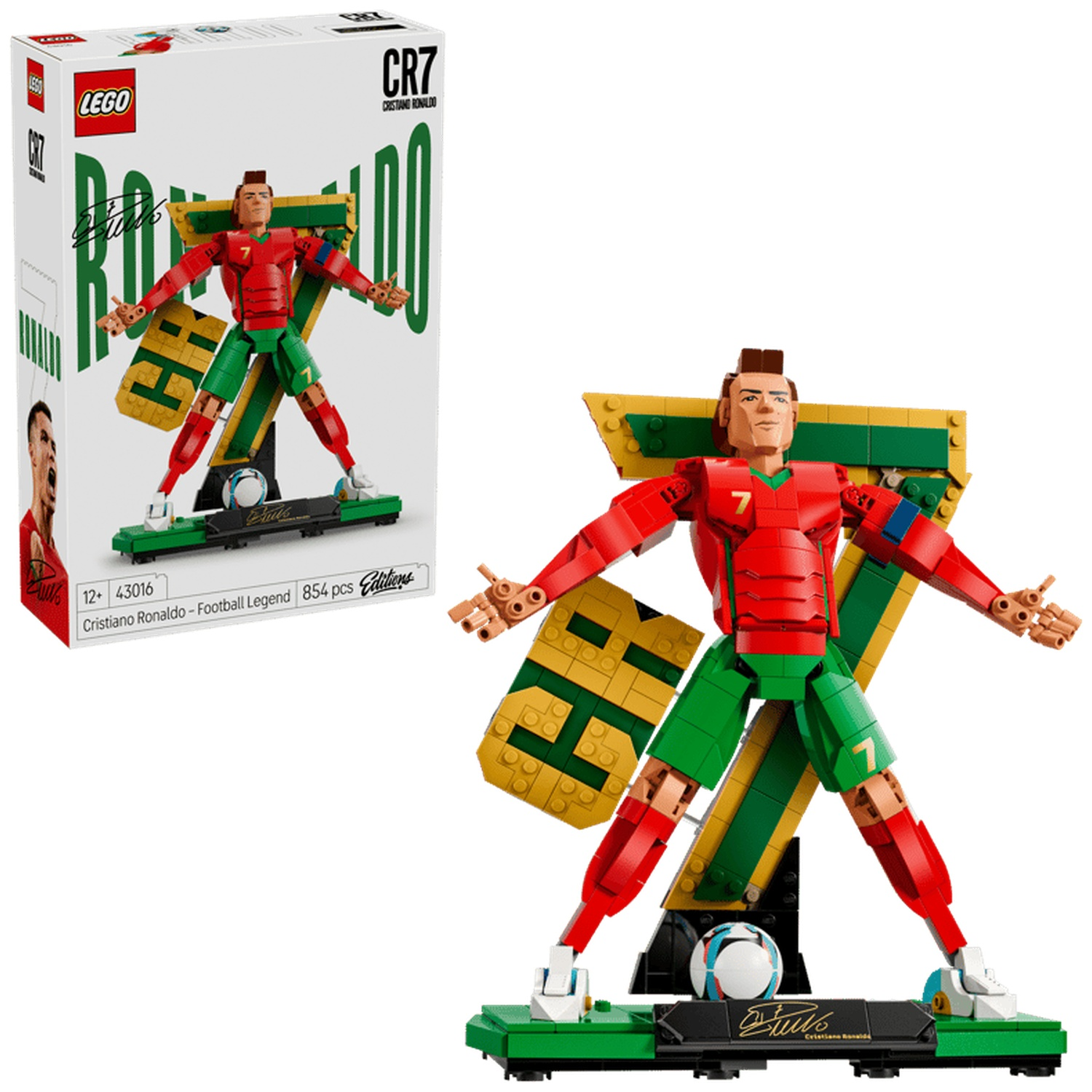 Figurine LEGO Cristiano Ronaldo sur socle vert et jaune avec ballon.