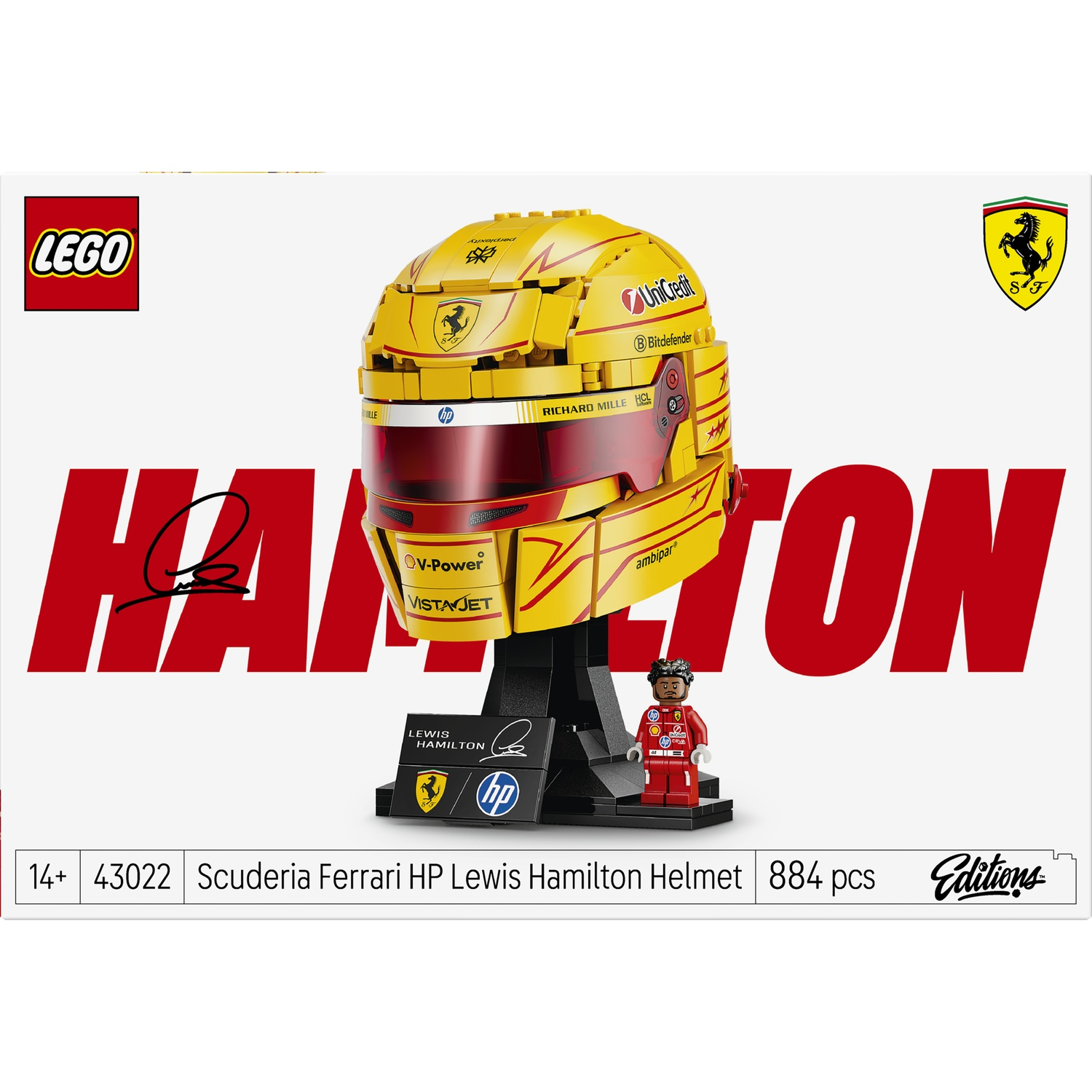 Gele Lego Lewis Hamilton helm met Ferrari-stickers, op een displaystandaard.