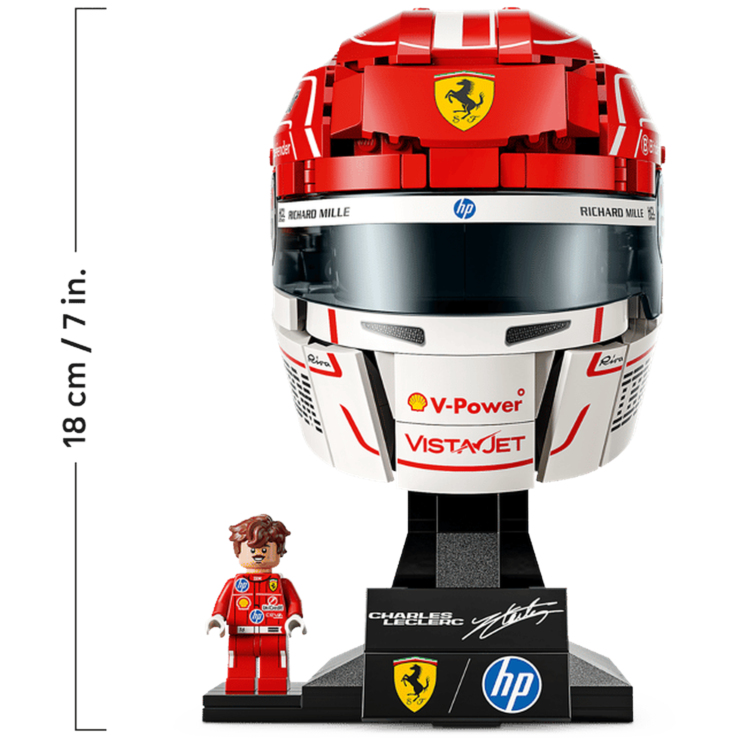 Lego-model van Charles Leclercs Ferrari-helm op displaystandaard met minifiguur.