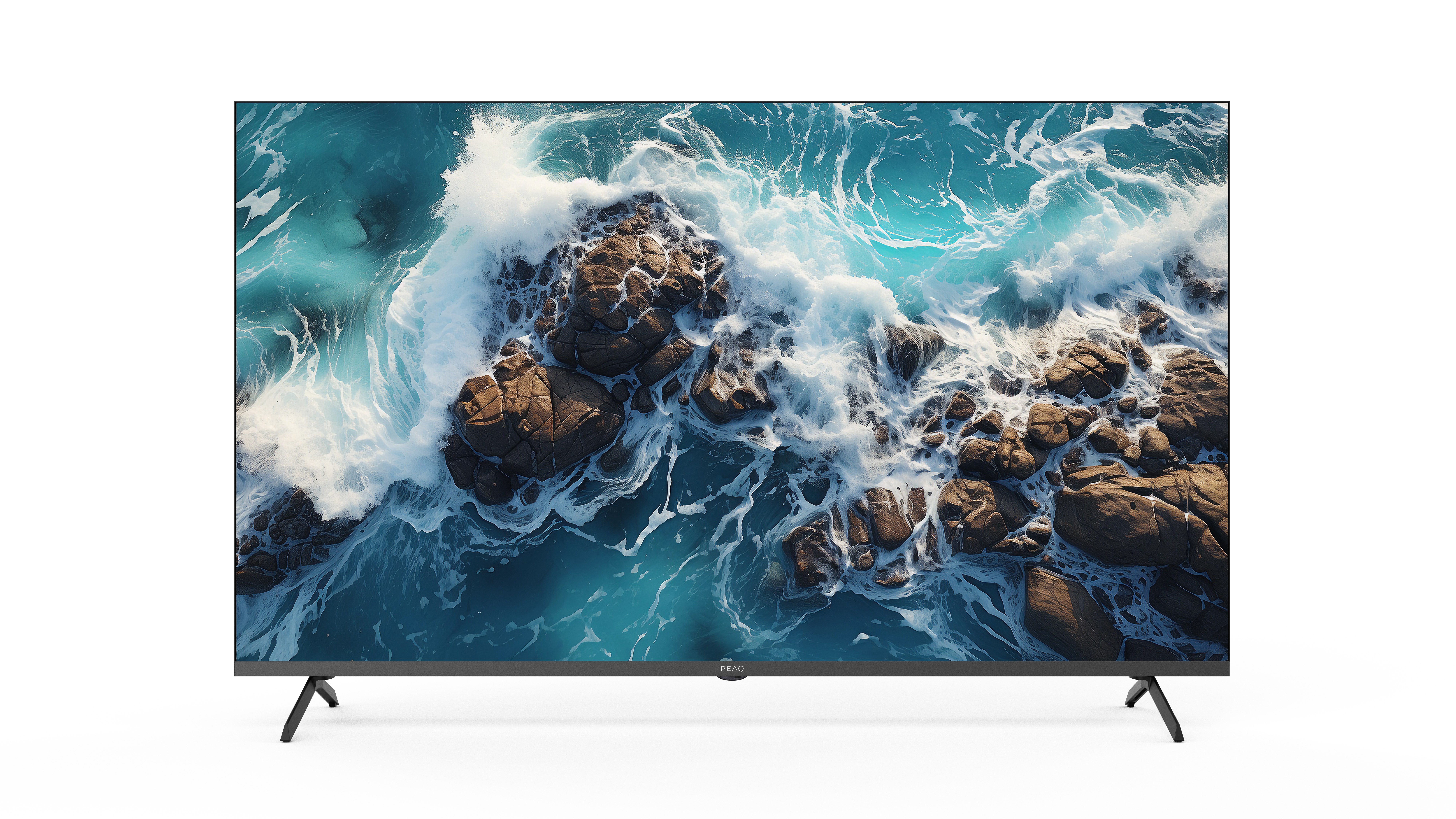 Ein Fernseher zeigt eine stürmische Meereslandschaft mit Wellen, die auf Felsen schlagen.