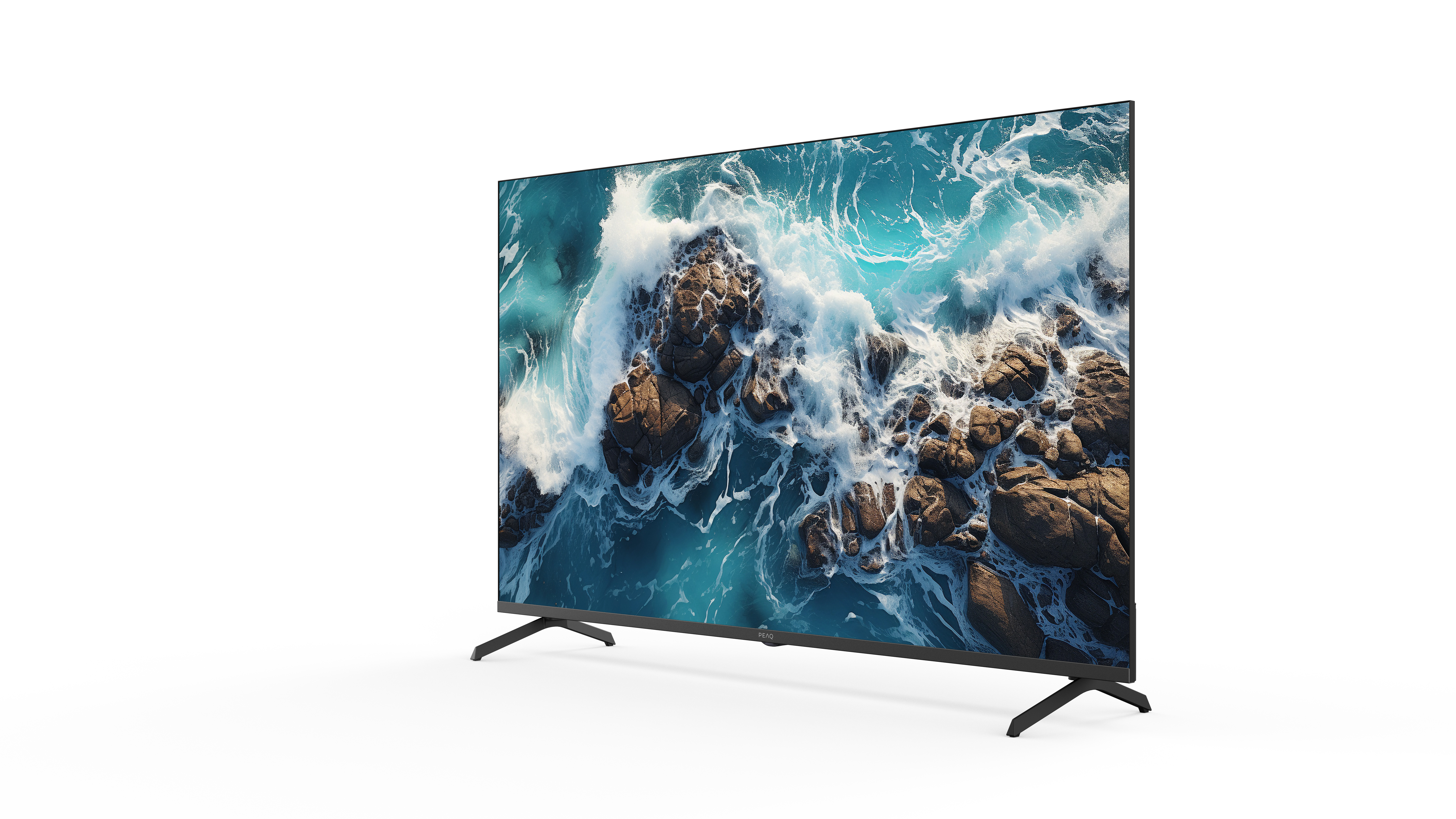 Ein Fernseher zeigt eine stürmische See, die gegen Felsen schlägt.