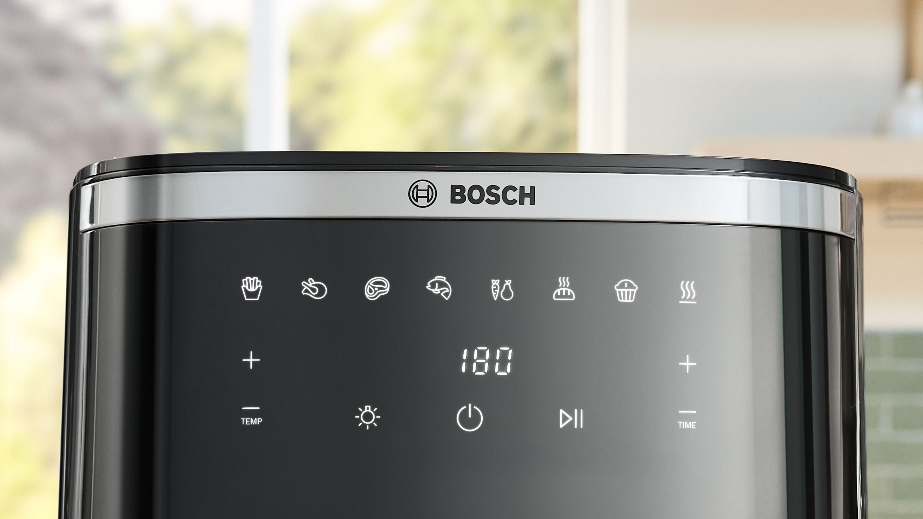 Nahaufnahme eines schwarzen Bosch-Heißluftfritteusen-Bedienfelds mit Symbolen und der Anzeige 180.