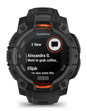 Smartwatch Garmin wyświetla 2 nowe wiadomości: Alexandra G. chce kawy, Elijah pyta o coś.