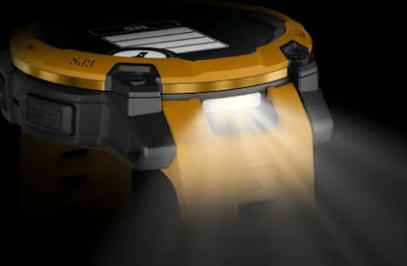 Żółty smartwatch ze świecącym w dół snopem światła.