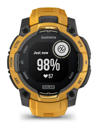 Żółty zegarek Garmin pokazuje 98% baterii, tętno 57 i ładowanie słoneczne.
