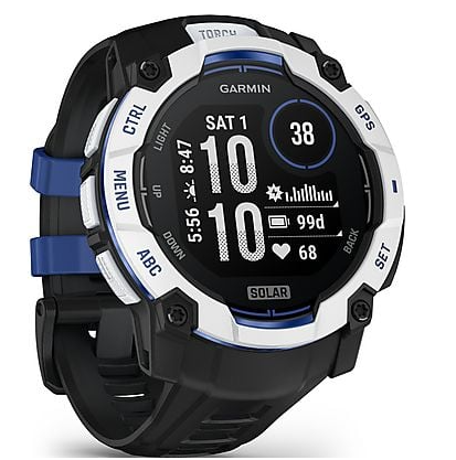 Czarny smartwatch Garmin z białymi i niebieskimi akcentami, wyświetlający czas i dane dotyczące kondycji.