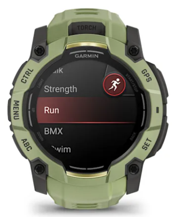 Zielony smartwatch Garmin wyświetla menu z aktywnościami, takimi jak bieganie.
