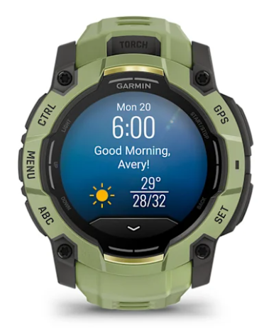 Zielony zegarek Garmin pokazuje 6:00, słoneczną pogodę i tekst 'Dzień dobry, Avery!'