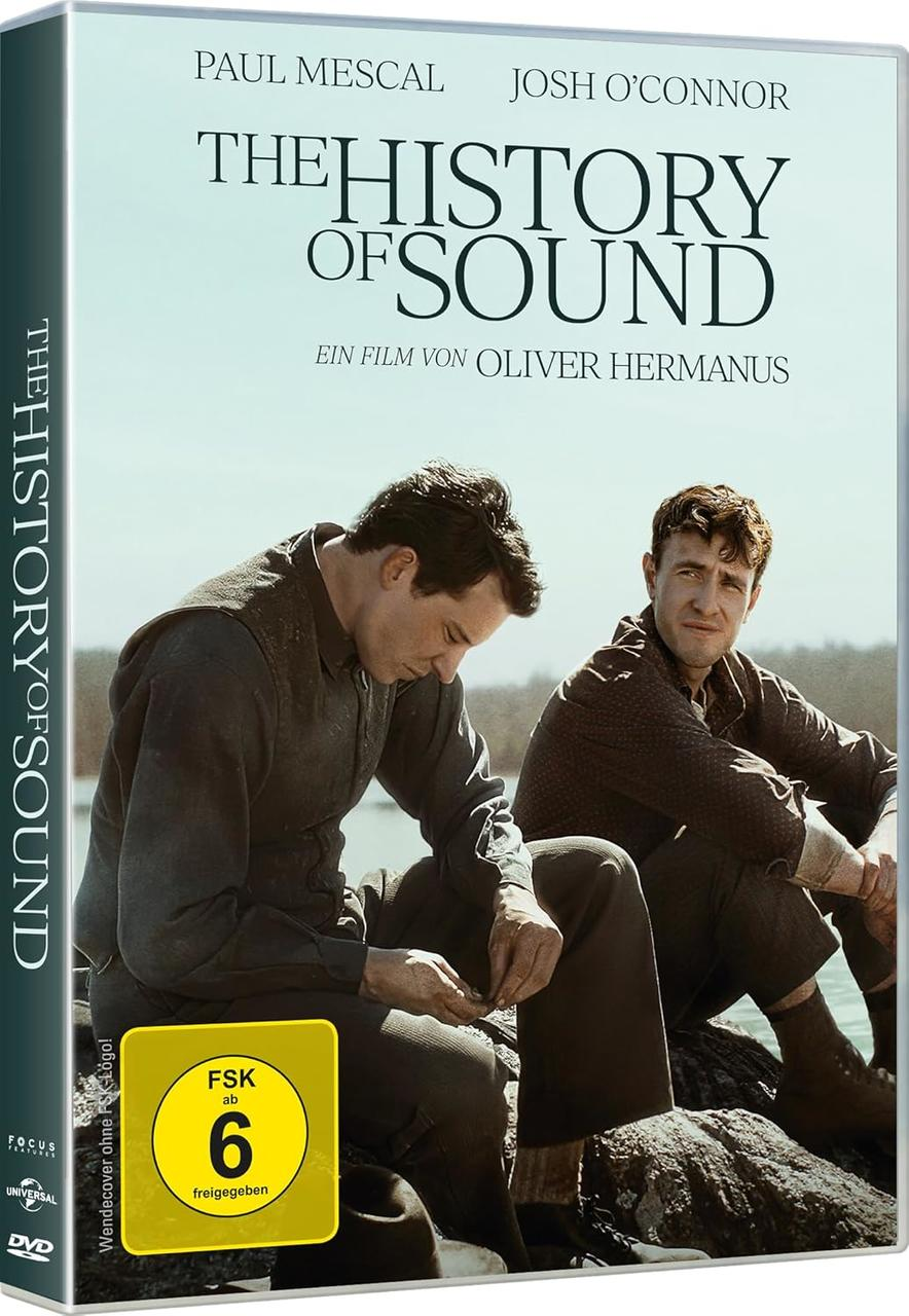Zwei Männer sitzen auf einem Felsen am Wasser. Filmplakat für 'The History of Sound'.