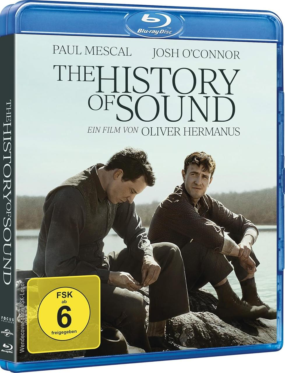 Zwei Männer sitzen auf Steinen am Wasser. Blu-ray-Hülle für "The History of Sound".