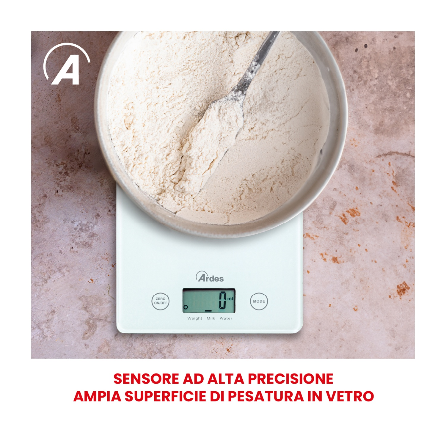 Una bilancia da cucina con una ciotola di farina e un cucchiaio.