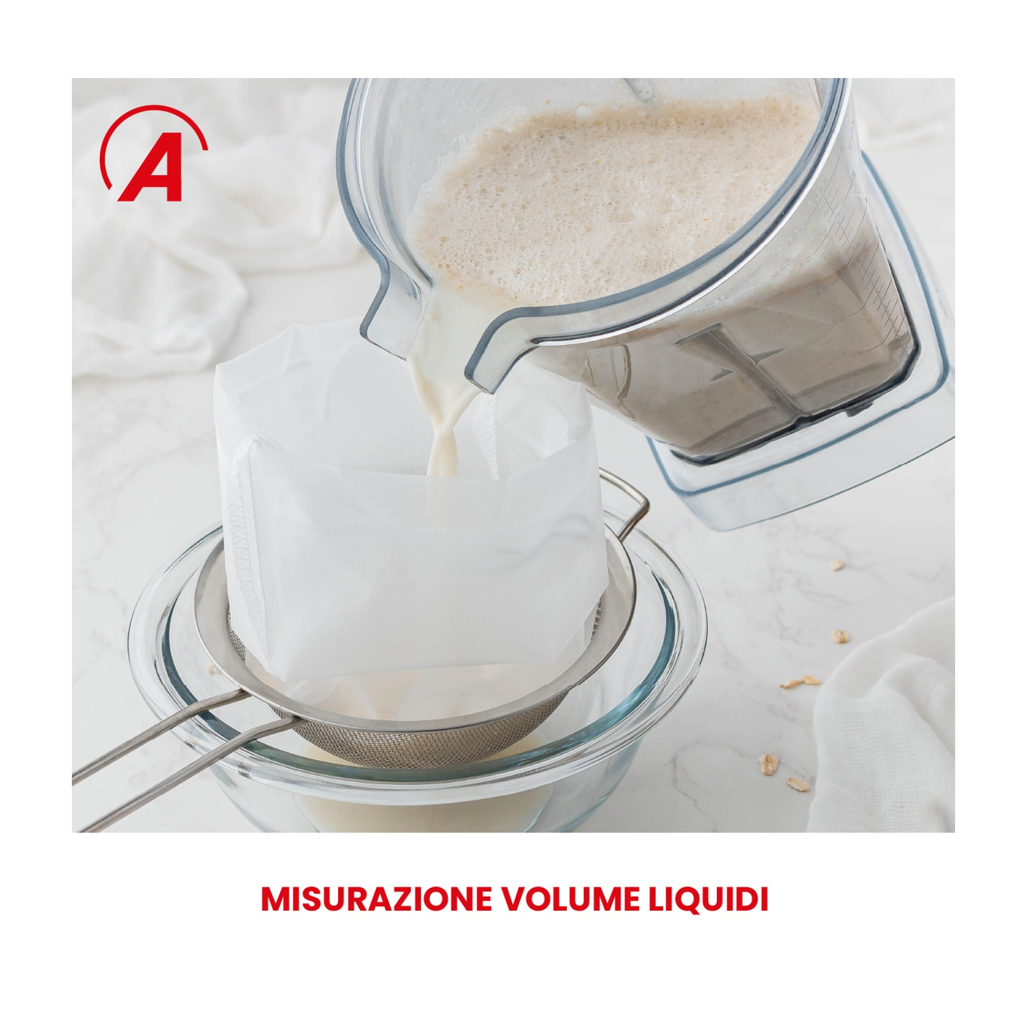 Il liquido viene versato da un frullatore in un sacchetto sopra un colino.