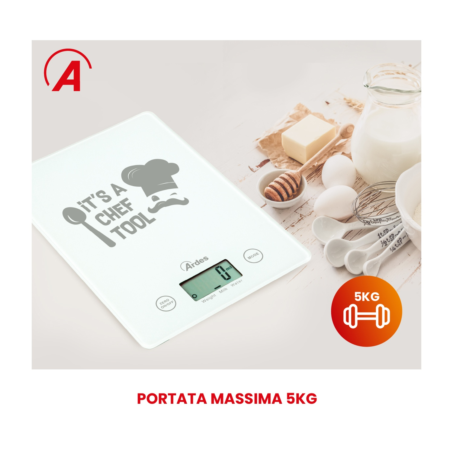 Una bilancia da cucina bianca con utensili e ingredienti come uova e latte.