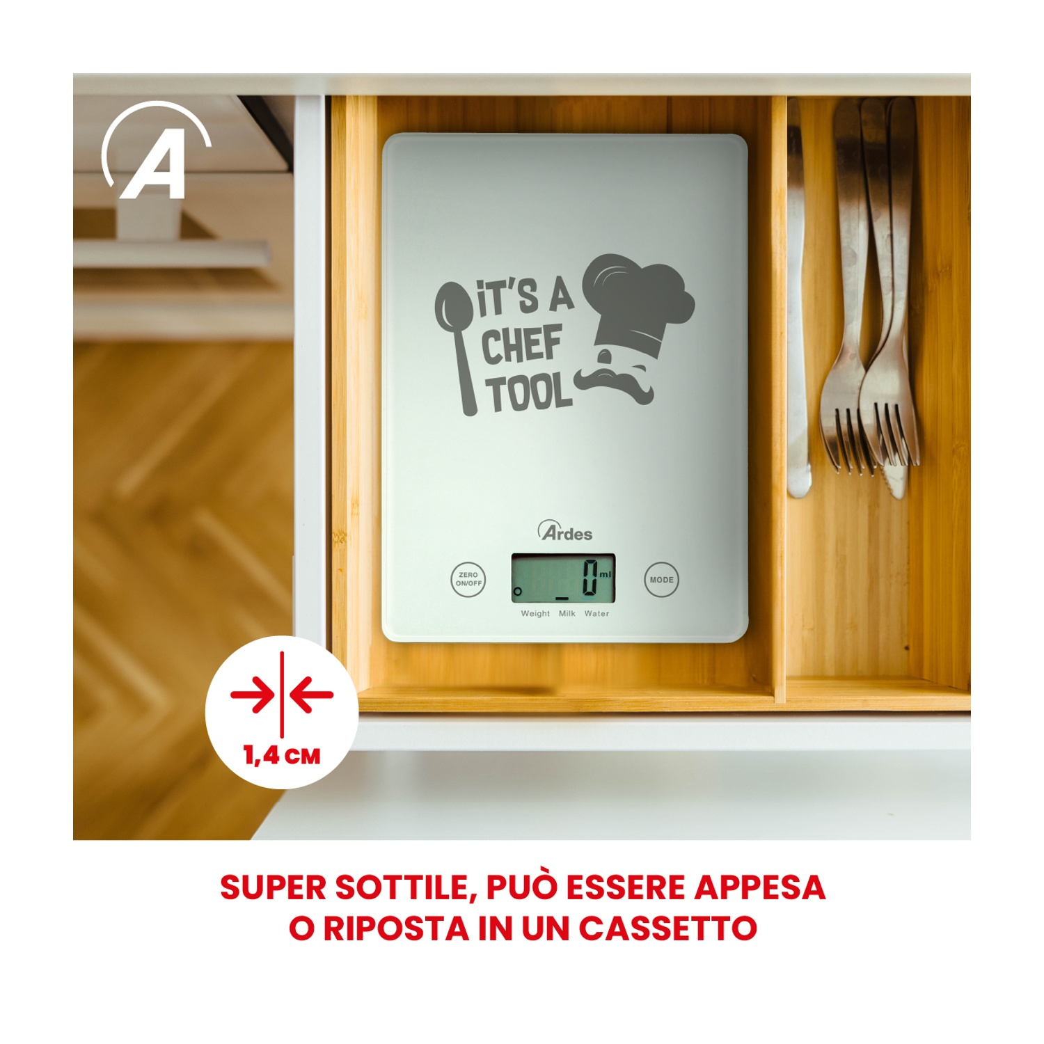 Una bilancia da cucina digitale bianca con grafica a cappello da chef giace in un cassetto accanto alle posate.