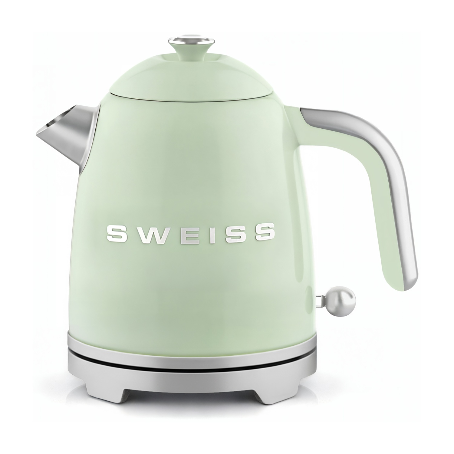 Un bollitore verde chiaro con accenti argentati su sfondo bianco.