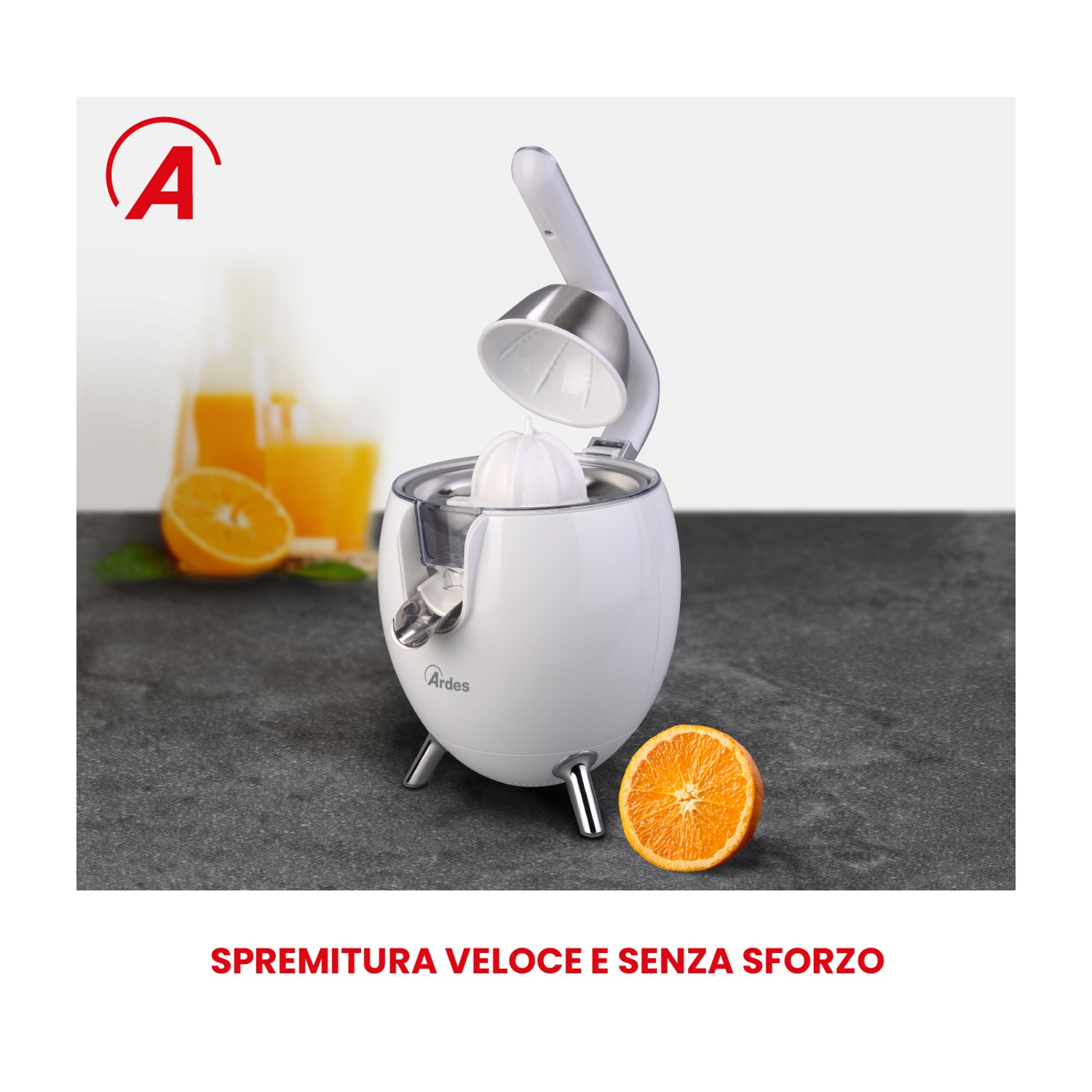 Un spremiagrumi bianco si trova su una superficie grigia accanto a un'arancia dimezzata.