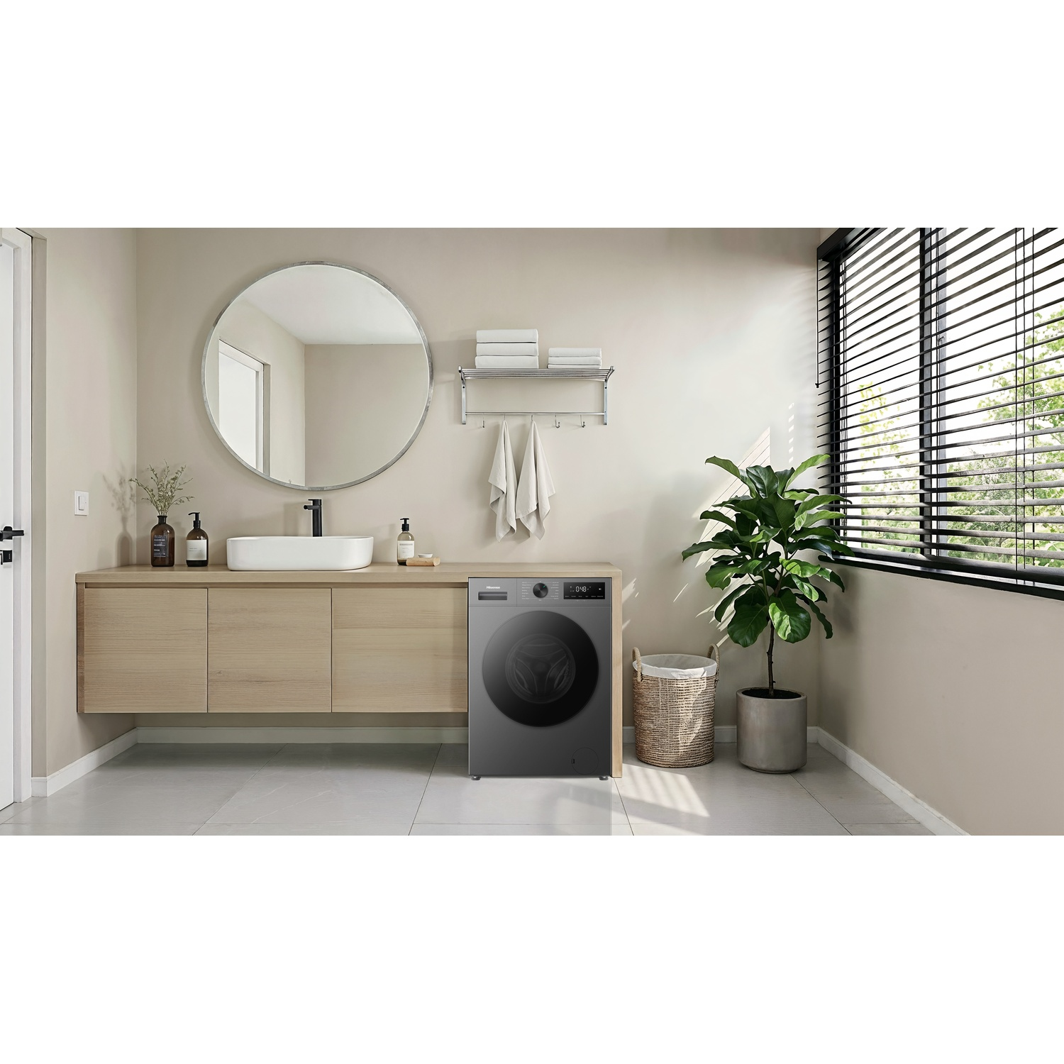 Un bagno moderno con lavatrice, lavandino e specchio.