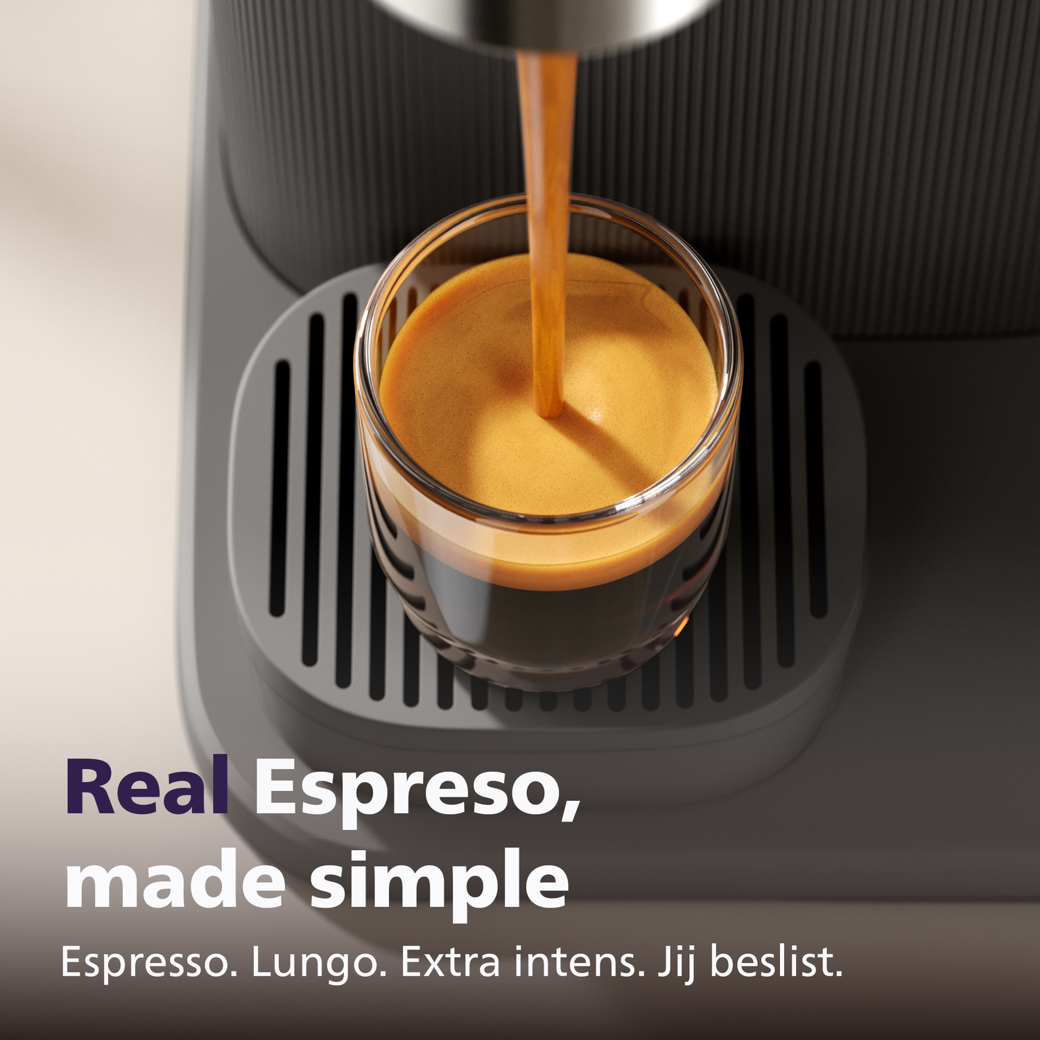 Espresso wordt in een glas gegoten, met crema.