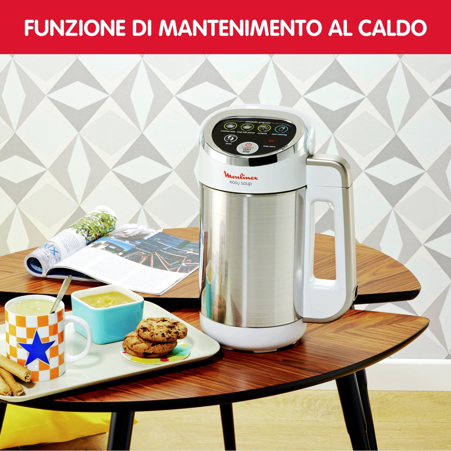 Sopamaker con tazza, ciotola, biscotti e rivista su tavolo di legno.