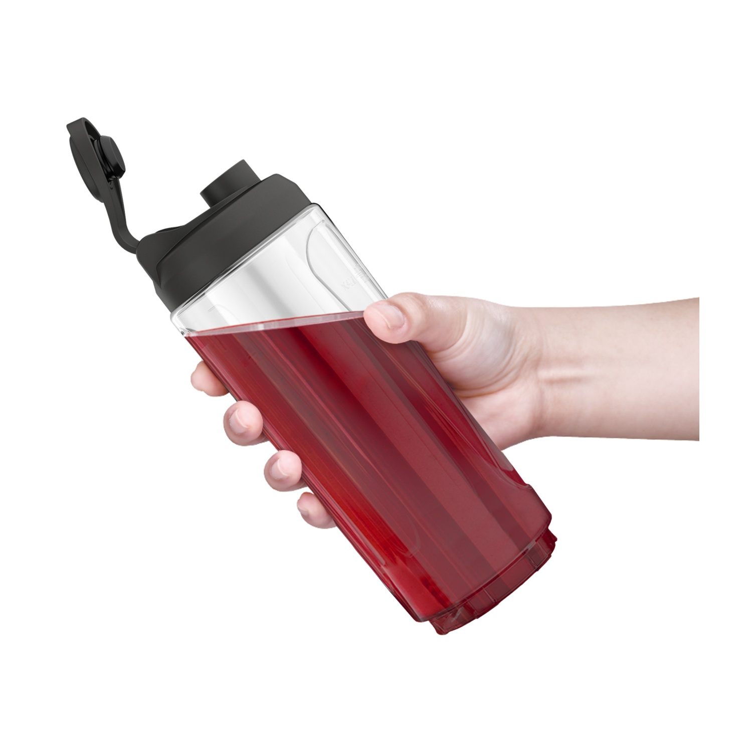 Una mano tiene una bottiglia trasparente con liquido rosso e tappo nero.